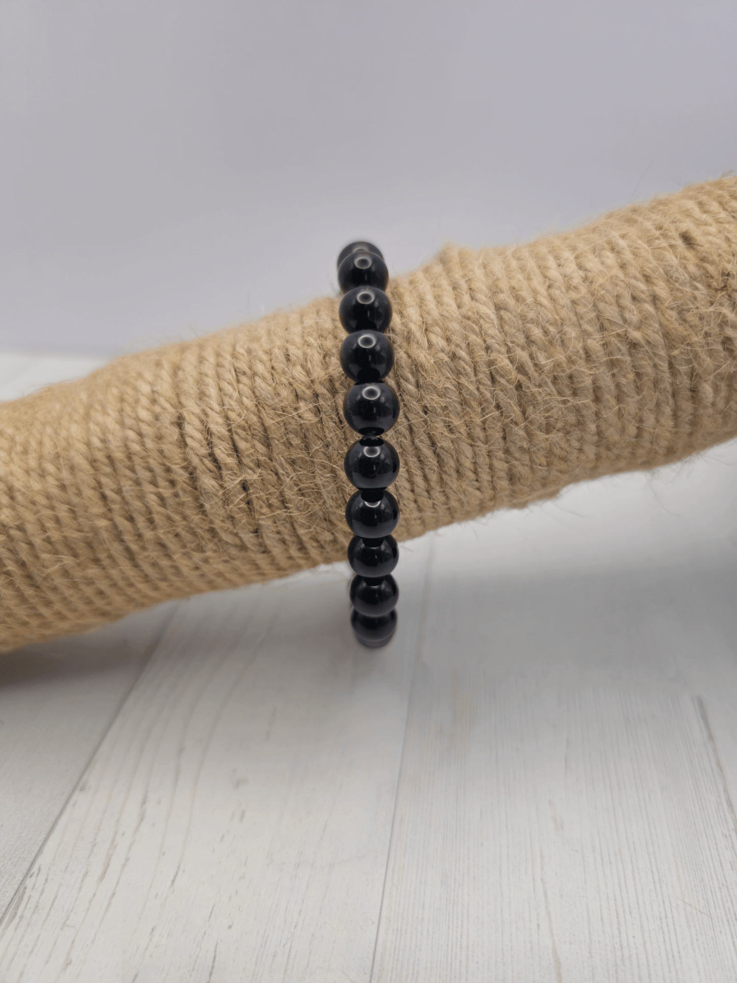 Pulsera de ónix bola de 8 mm, circunferencia 18-20 cm, montada en hilo elástico, ideal para protección y estabilidad energética.