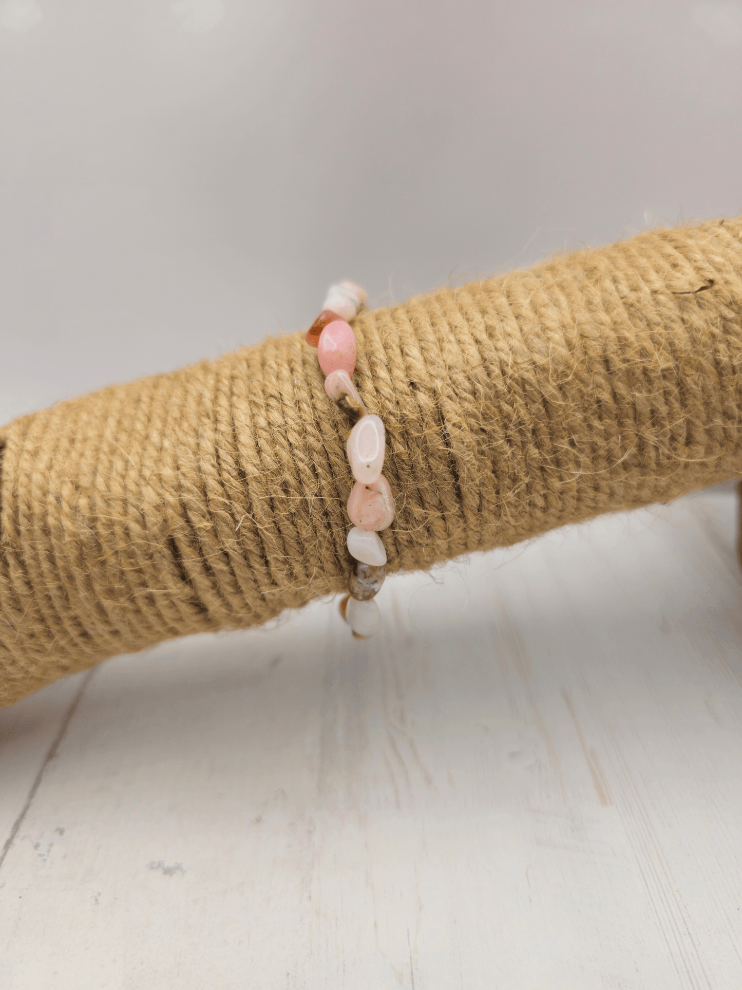 Pulsera de ópalo rosa natural en forma barroca. Piedra del corazón para sanar emociones, calmar la mente y conectar con el amor propio.