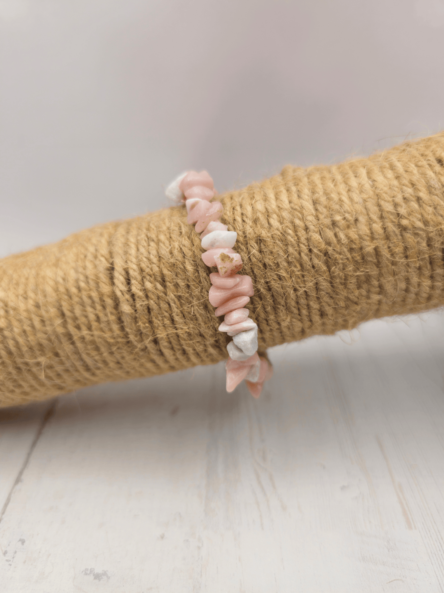 Pulsera de ópalo rosa en chips barrocos, piedra del corazón para sanación emocional, empatía y expresión auténtica