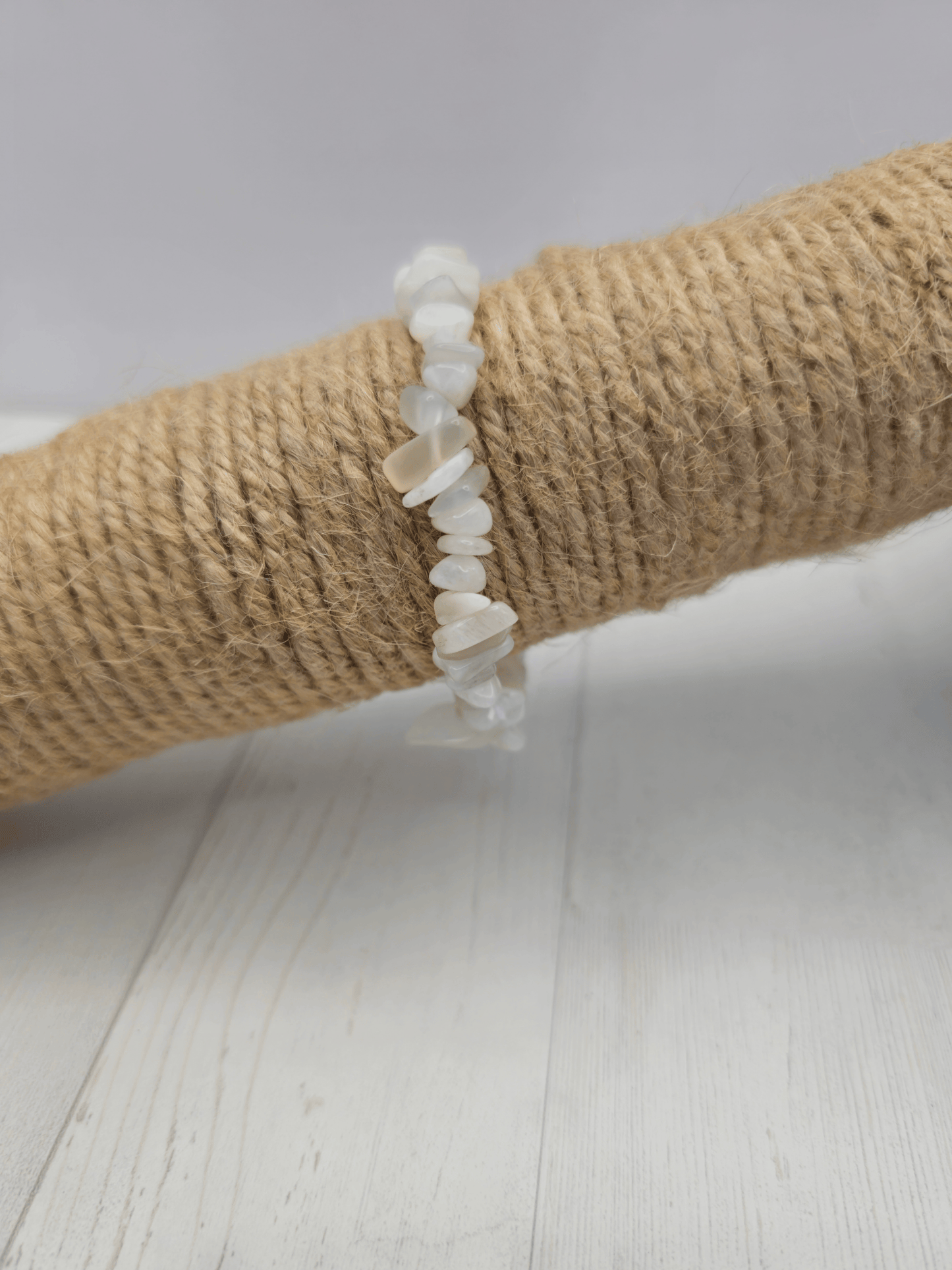 Pulsera barroca de piedra luna beige con reflejos irisados, montada en hilo elástico, ideal para intuición, calma y energía femenina.