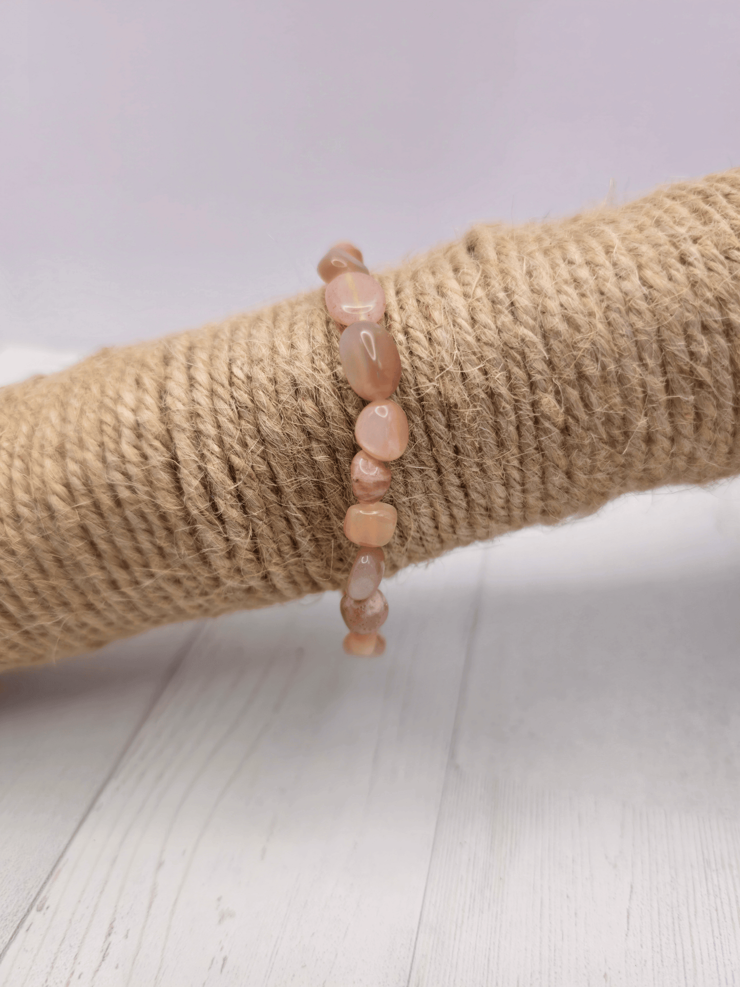 Pulsera de piedra luna rosa de rodados, en tonos blanco, beige y rosa, ideal para intuición, calma y energía femenina.