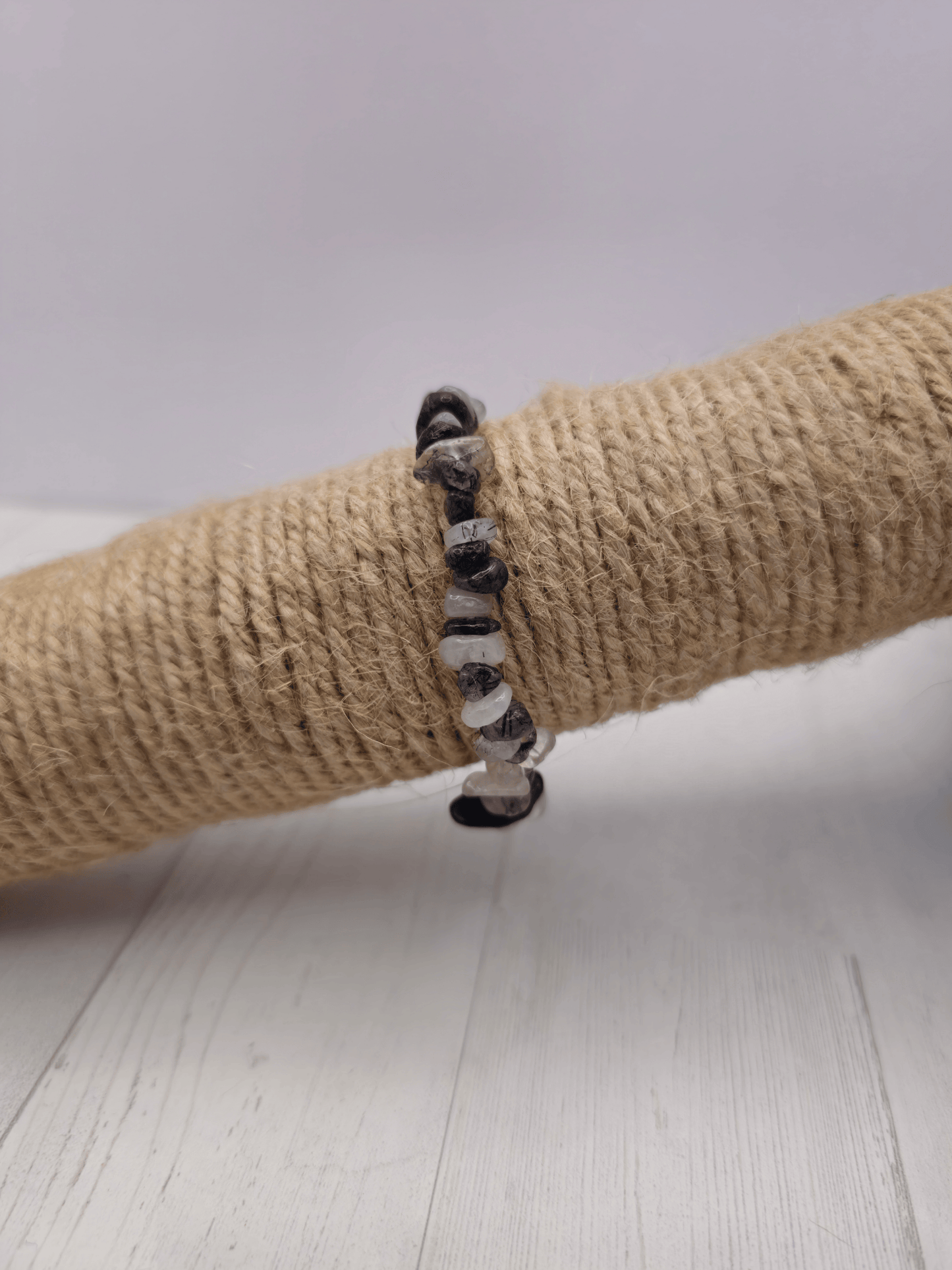 Pulsera barroca de turmalina negra y cuarzo roca en hilo elástico, ideal para protección y claridad emocional.