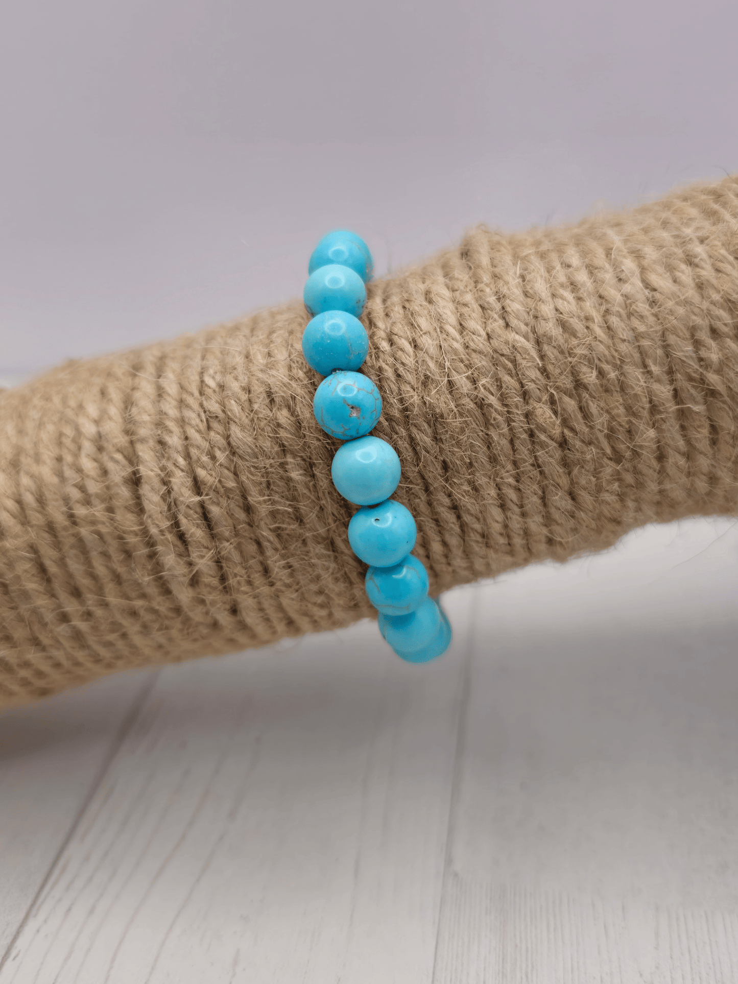 Pulsera de turquenita con bolas de 8 mm (howlita teñida) en hilo elástico, diseño elegante en tonos azules