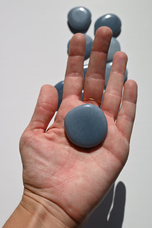 Rodado plano de Angelita de forma circular, color azul celeste, 3,5 cm. Mineral pulido ideal para meditación y comunicación espiritual.