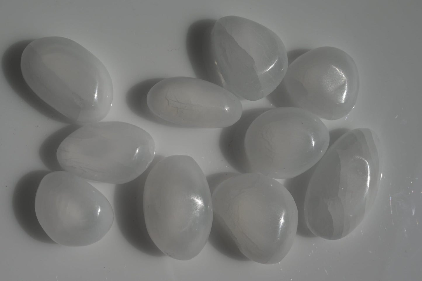 Rodado plano de selenita blanco translúcido 30–40 mm