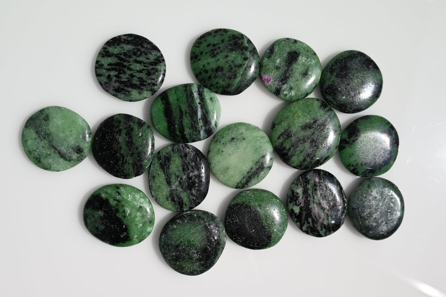 Rodado plano de rubí con zoisita 30–50 mm verde con inclusiones rojas