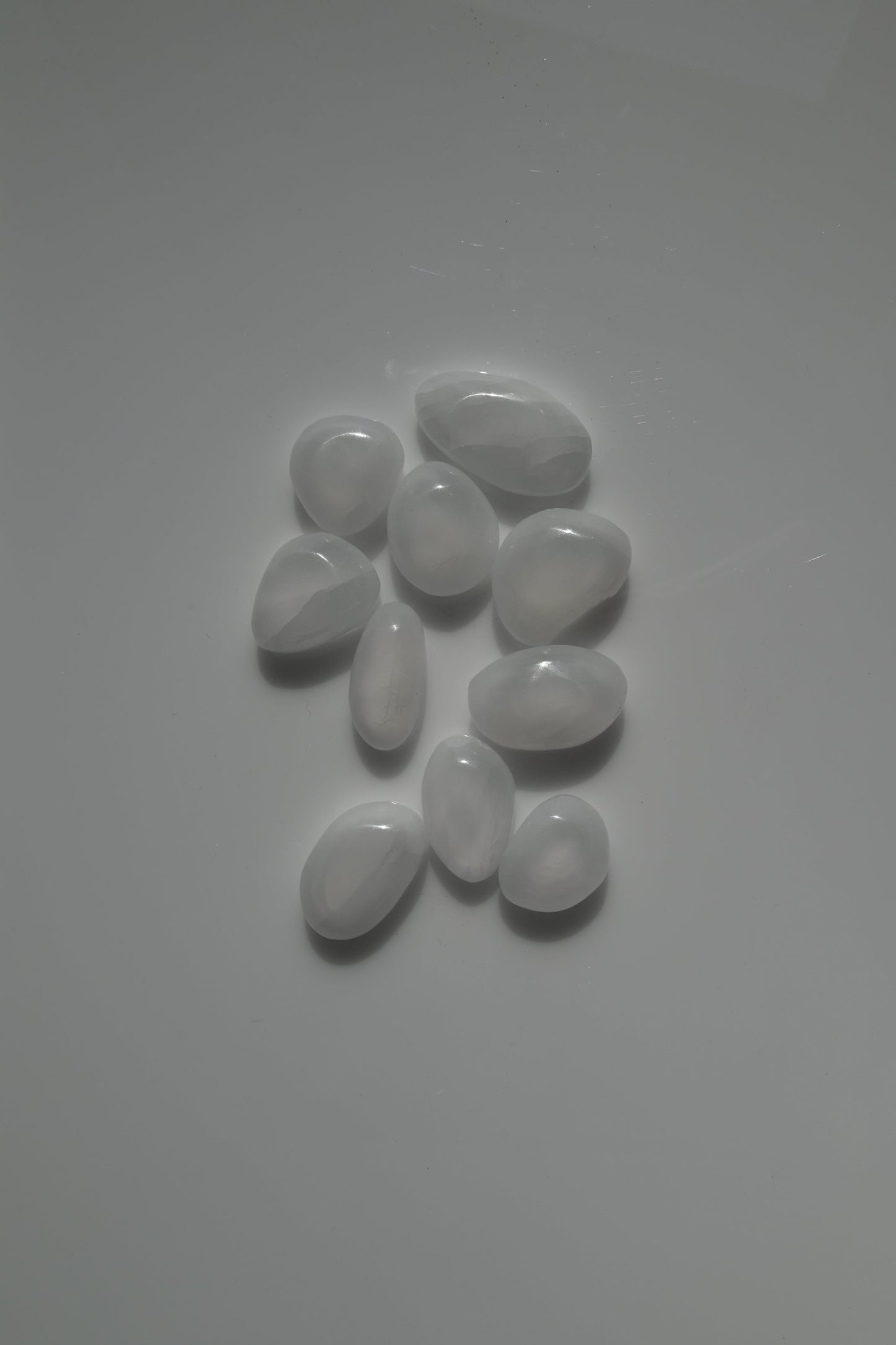 Rodado plano de selenita blanco translúcido 30–40 mm
