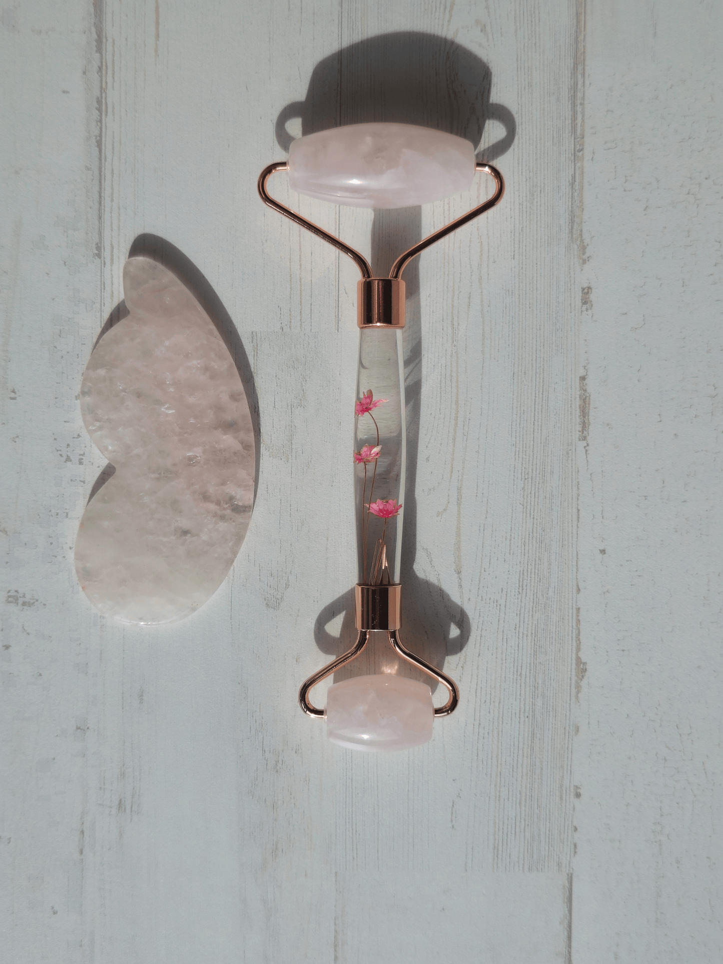 Set de cuarzo rosa con roller de flores y gua sha, con neceser