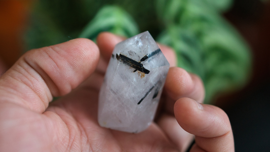 Turmalina Negra con Cuarzo Roca: Propiedades y Poder de la Piedra que Protege y Purifica al Mismo Tiempo [Guía 2025]