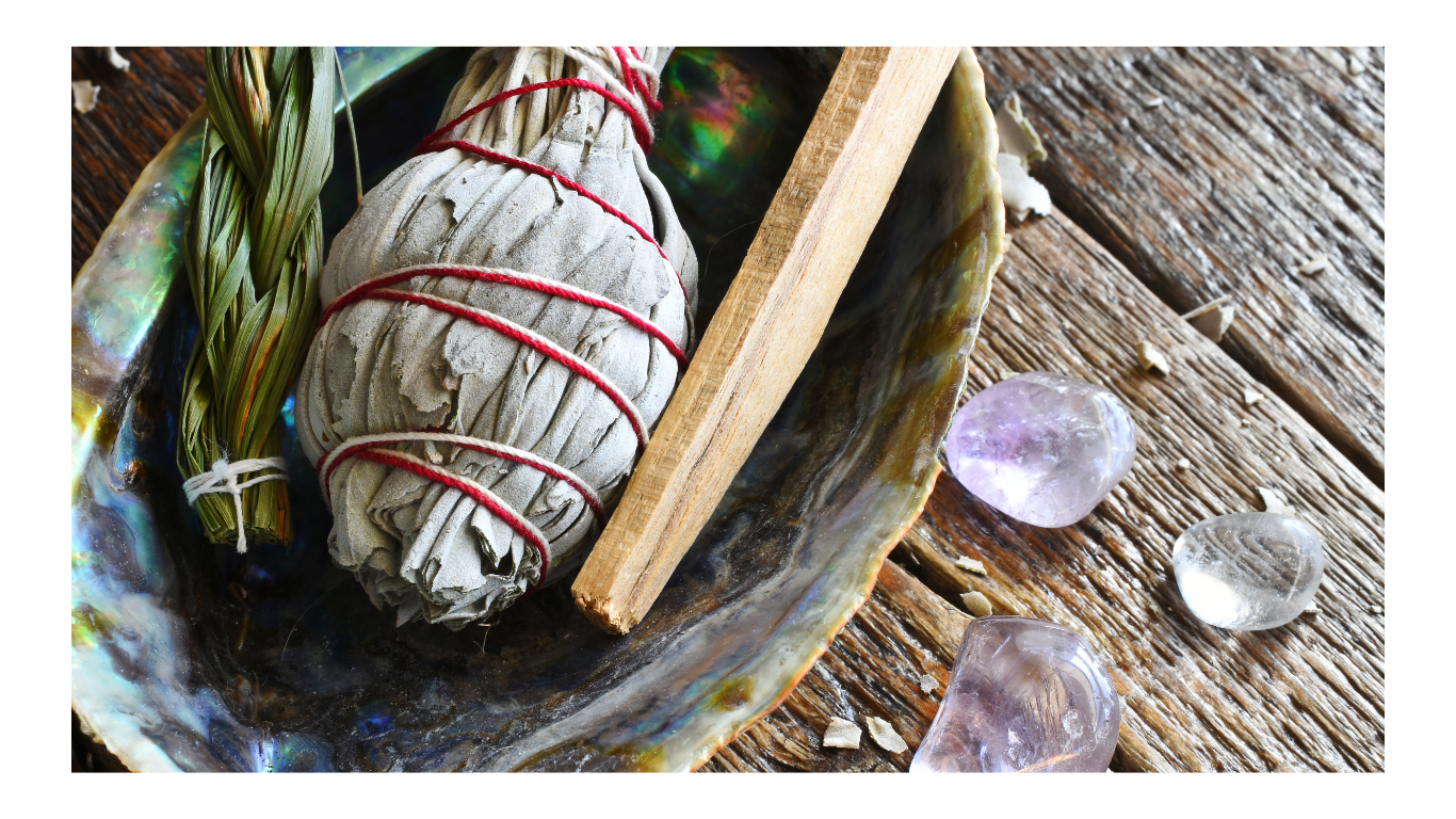 Guía de sahumerios: Cuándo usar salvia, palo santo, ruda, romero o lavanda