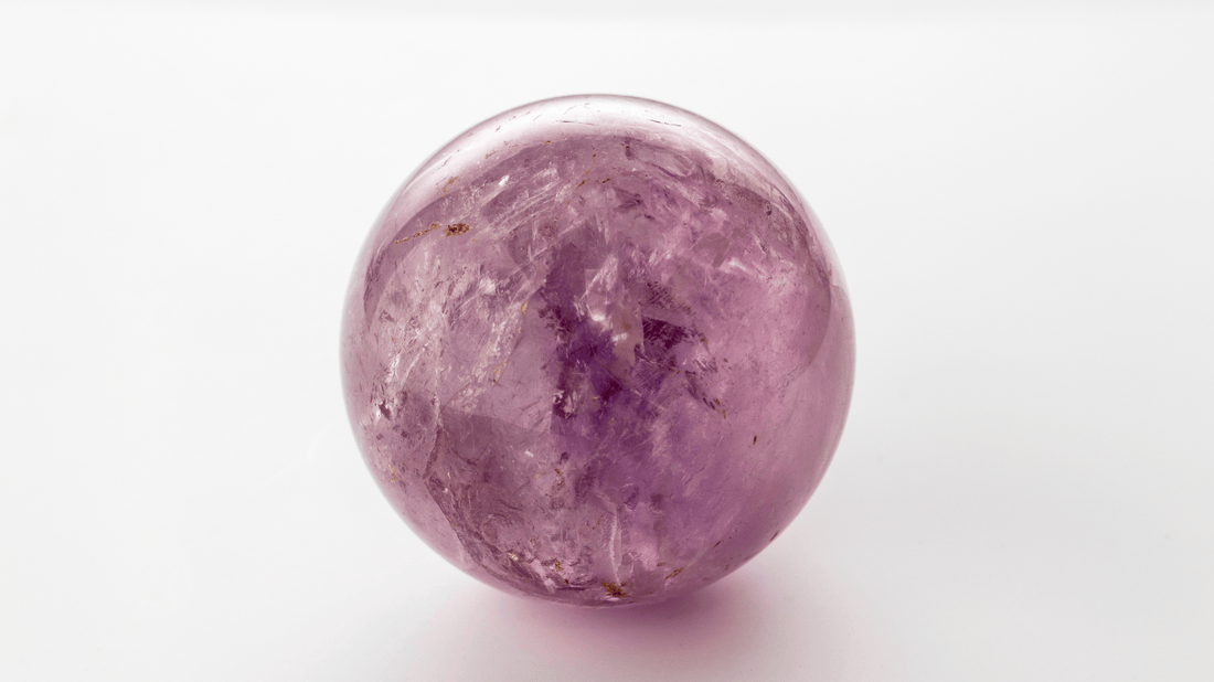 Minerales en forma de esfera: significado, beneficios y cómo usarlos