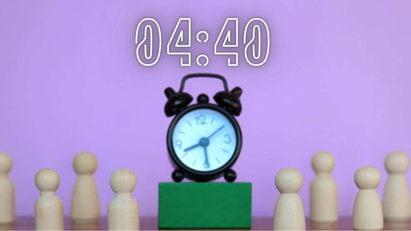 04:40 — Significado espiritual, mensaje angelical y energía del propósito material