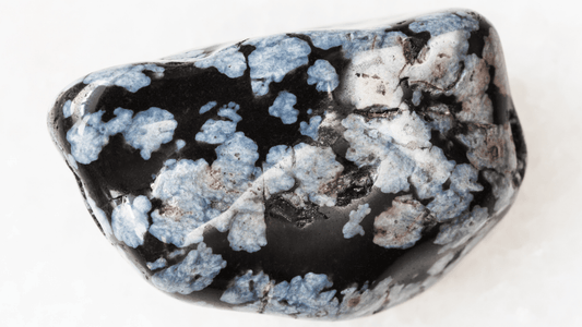 Obsidiana Nevada: Propiedades, Usos y Energía del Cristal de Equilibrio Interno, Protección y Observación Consciente [Guía 2025]