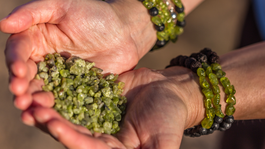 Olivino (Peridoto): Propiedades, Usos y Energía de la Piedra de la Renovación y el Corazón Abierto [Guía 2025]