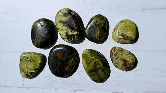 Ópalo Verde: Propiedades, Usos y Energía del Cristal de Renacimiento Emocional, Apertura del Corazón y Creatividad Consciente [Guía 2025]