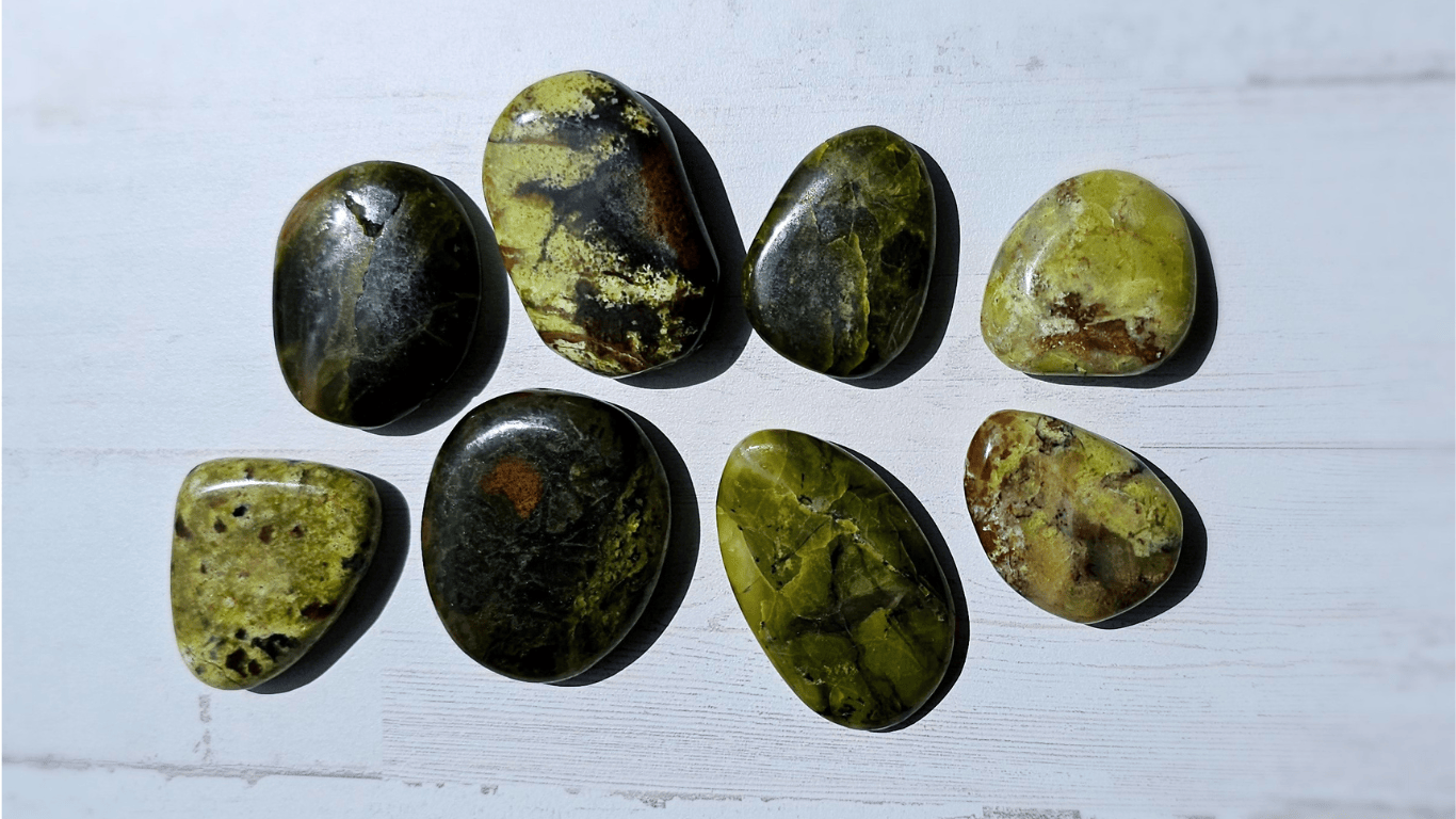 Ópalo Verde: Propiedades, Usos y Energía del Cristal de Renacimiento Emocional, Apertura del Corazón y Creatividad Consciente [Guía 2025]