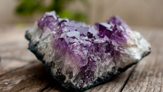 Cristales de Protección: Piedras para Defender tu Energía y Crear un Espacio Seguro [Guía 2025]