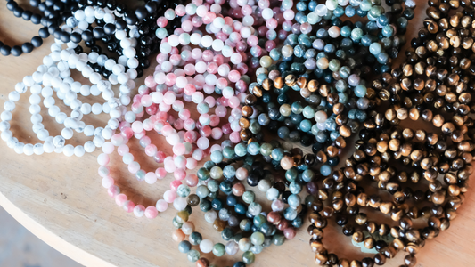 Pulseras de piedras naturales: beneficios, cómo usarlas y cuál elegir