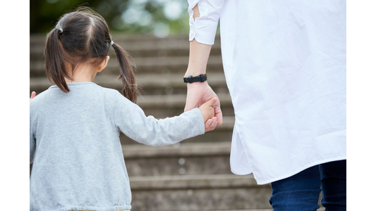 Tu Niña Interior no es el pasado, es quien dirige tu presente (y necesita un abrazo)