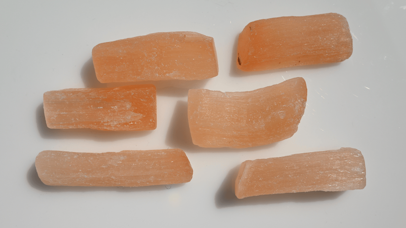 Selenita naranja: propiedades, beneficios y cómo usar esta piedra de armonía emocional