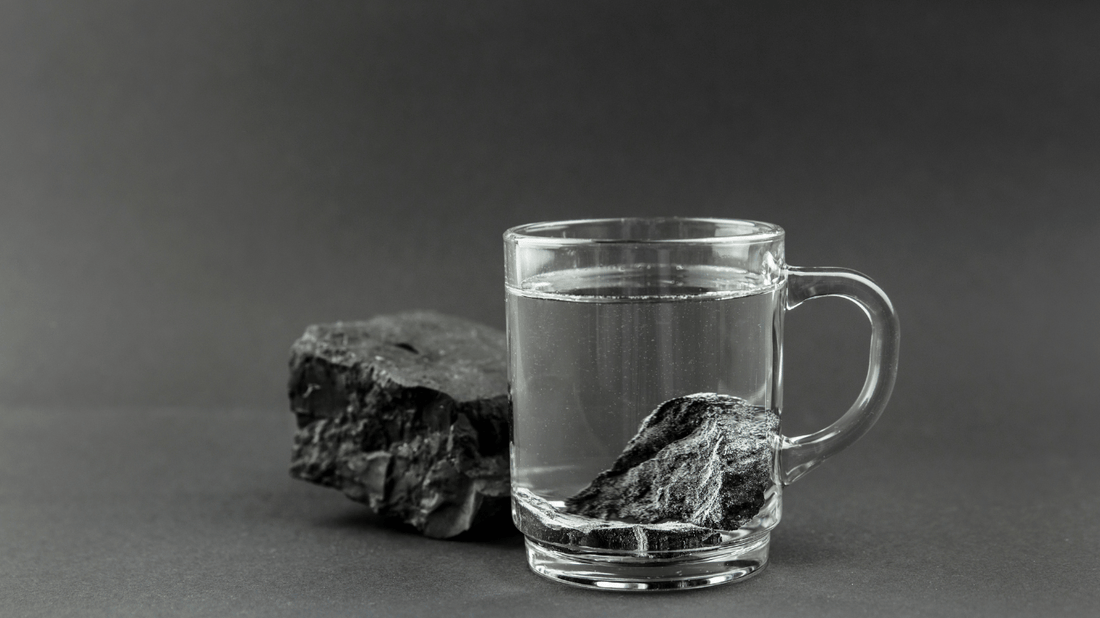 Shungit: Propiedades, Usos y Protección Energética del Mineral Antiguo de la Transformación Celular [Guía 2025]