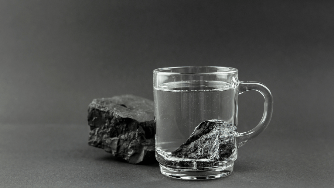 Shungit: Propiedades, Usos y Protección Energética del Mineral Antiguo de la Transformación Celular [Guía 2025]