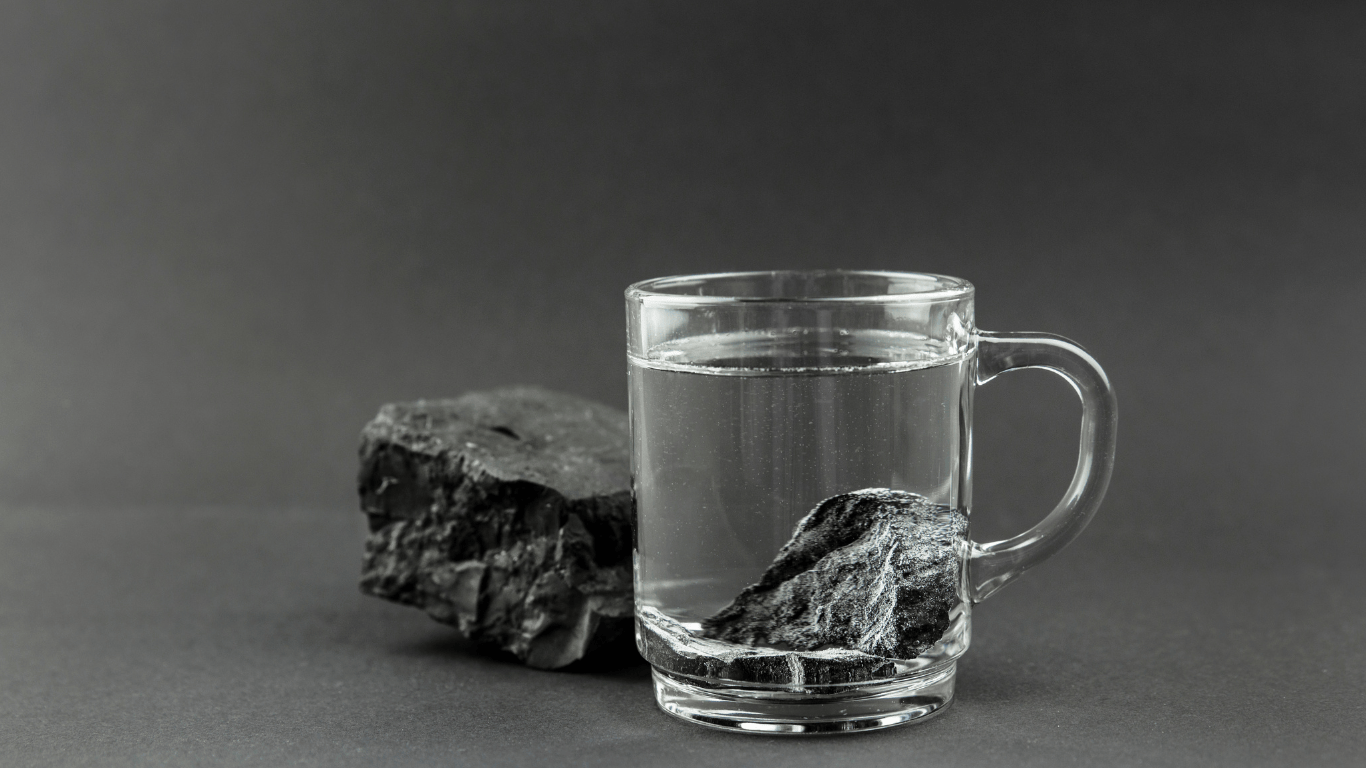 Shungit: Propiedades, Usos y Protección Energética del Mineral Antiguo de la Transformación Celular [Guía 2025]