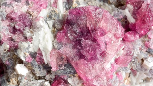 Turmalina Rosa: Propiedades, Significado y Usos del Cristal del Amor Propio y la Sanación Emocional [Guía 2025]