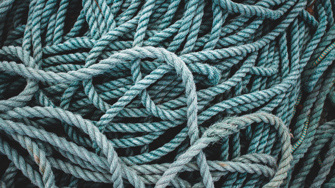 Cordones kármicos: qué son y cómo cortarlos con un cuchillo de selenita