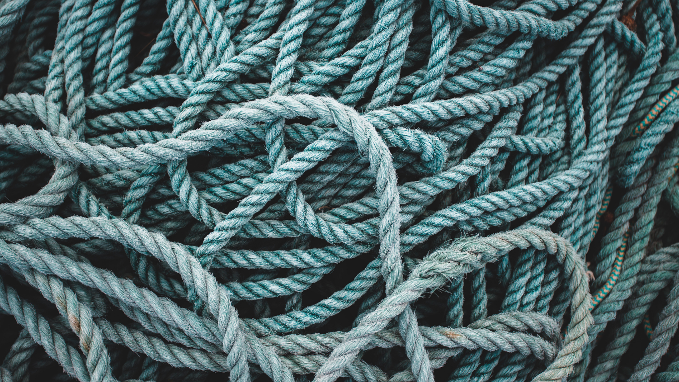 Cordones kármicos: qué son y cómo cortarlos con un cuchillo de selenita