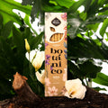 Sahumerio Botánico de Magnolia con paquete de 6 varillas gruesas artesanales, elaborado con base de biomasa de frutas y aceite concentrado de magnolia.
