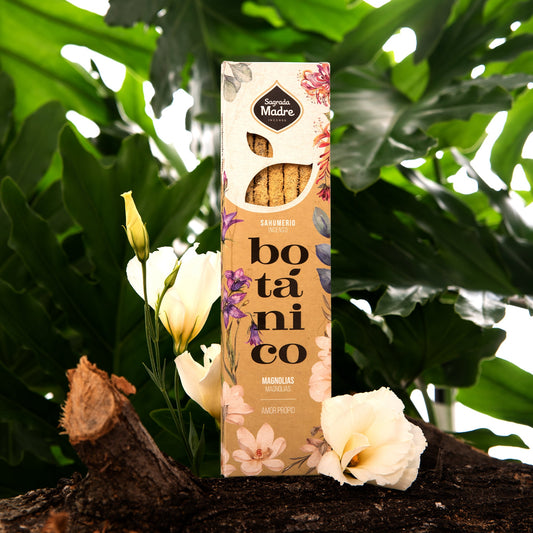 Sahumerio Botánico de Magnolia con paquete de 6 varillas gruesas artesanales, elaborado con base de biomasa de frutas y aceite concentrado de magnolia.