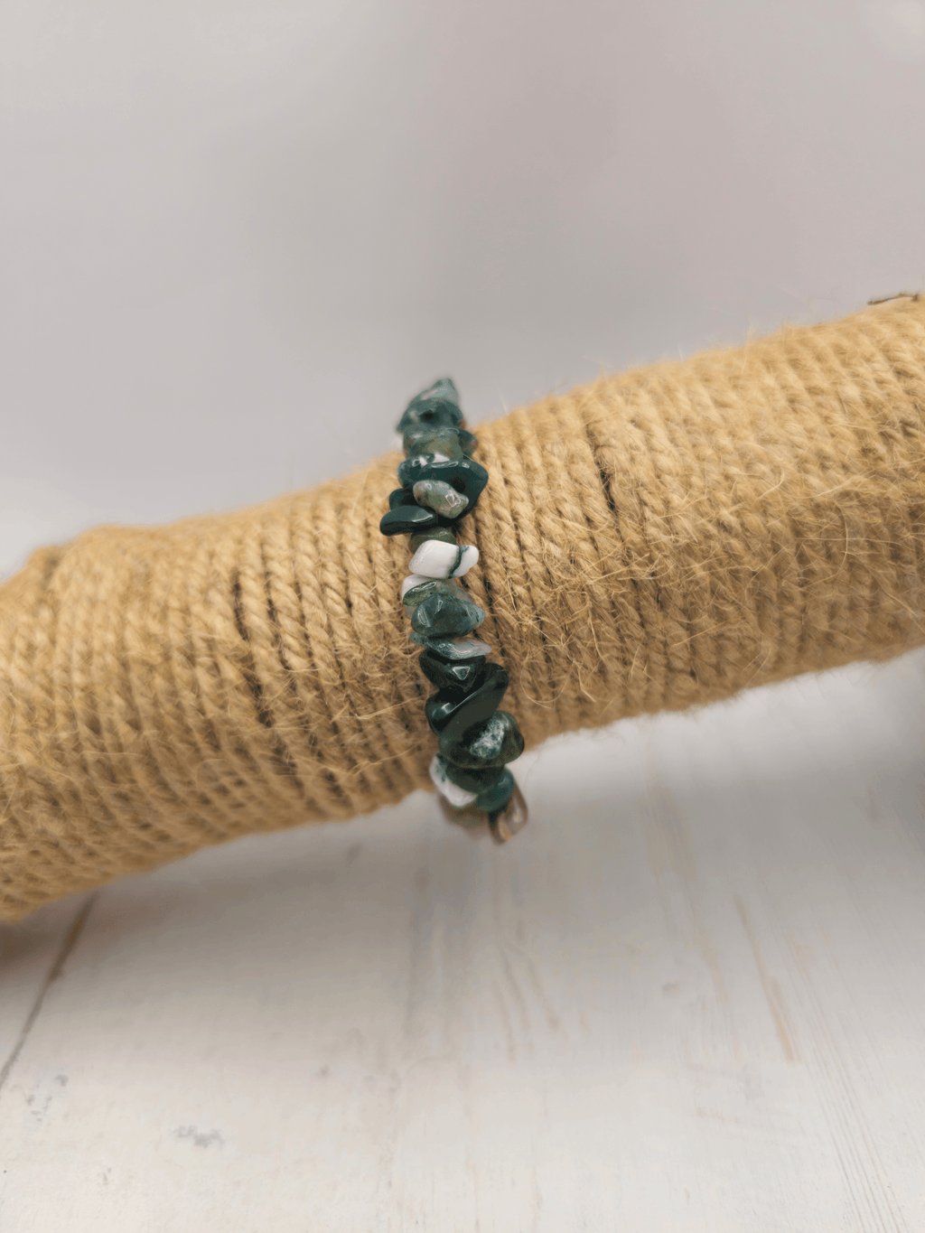 Pulsera de Ágata India con forma barroca, en hilo elástico. Tonos naturales para estabilidad emocional y conexión con la tierra.
