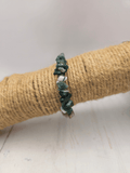 Pulsera de Ágata India con forma barroca, en hilo elástico. Tonos naturales para estabilidad emocional y conexión con la tierra.