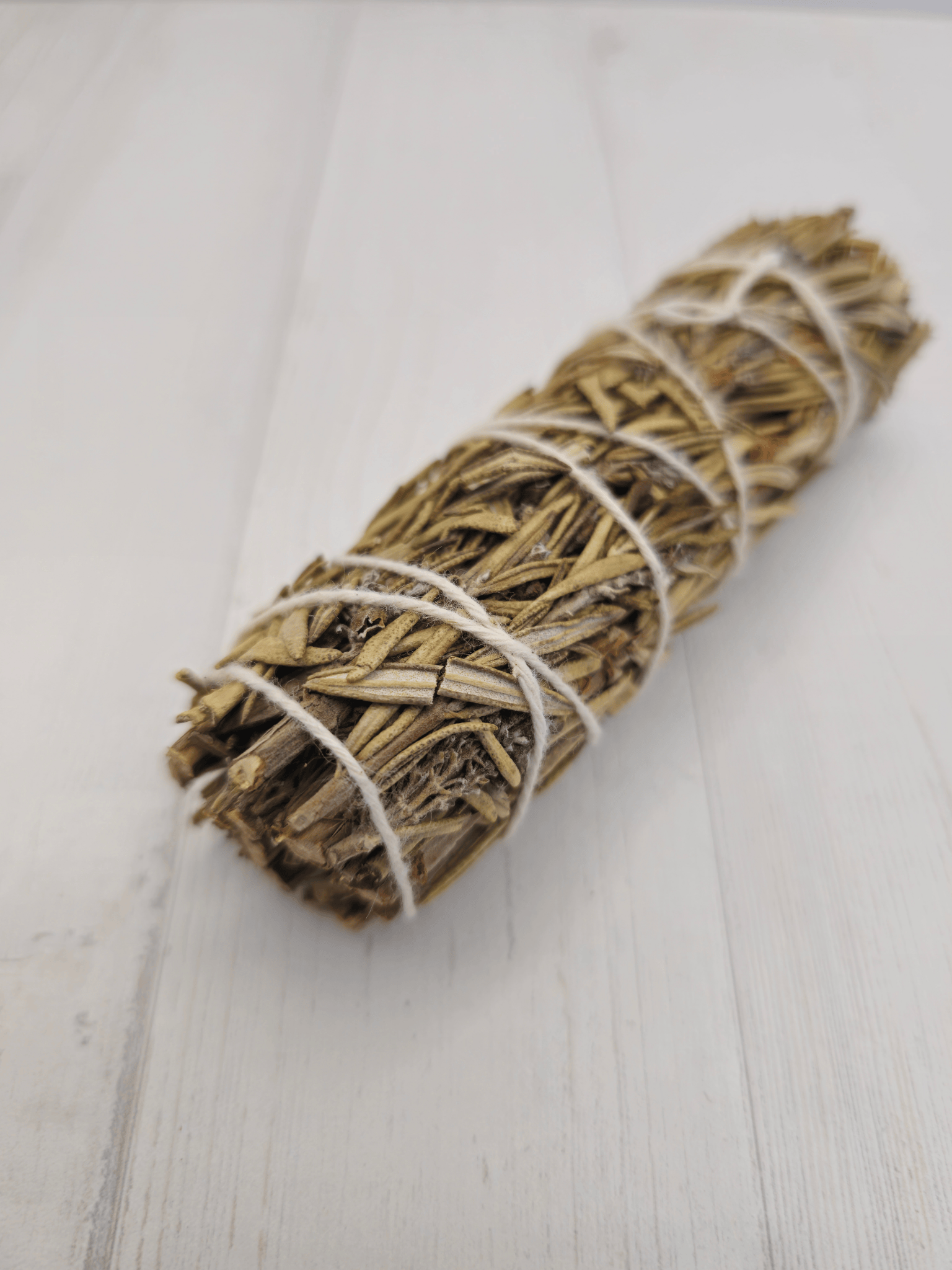 Atado de romero de 10×3 cm aprox. y 30-40 g, perfecto para purificación energética, claridad mental y renovación vibratoria.