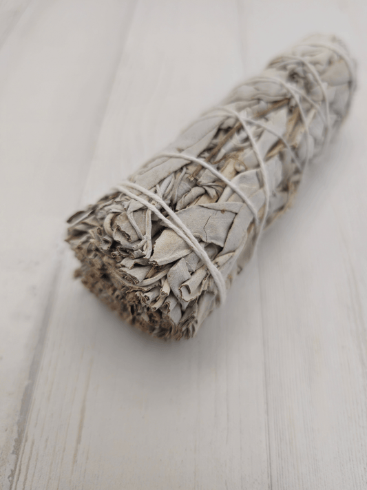 Atado de salvia blanca California de 10×3 cm y 28–32 g, perfecto para limpieza energética, purificación ambiental y rituales conscientes.