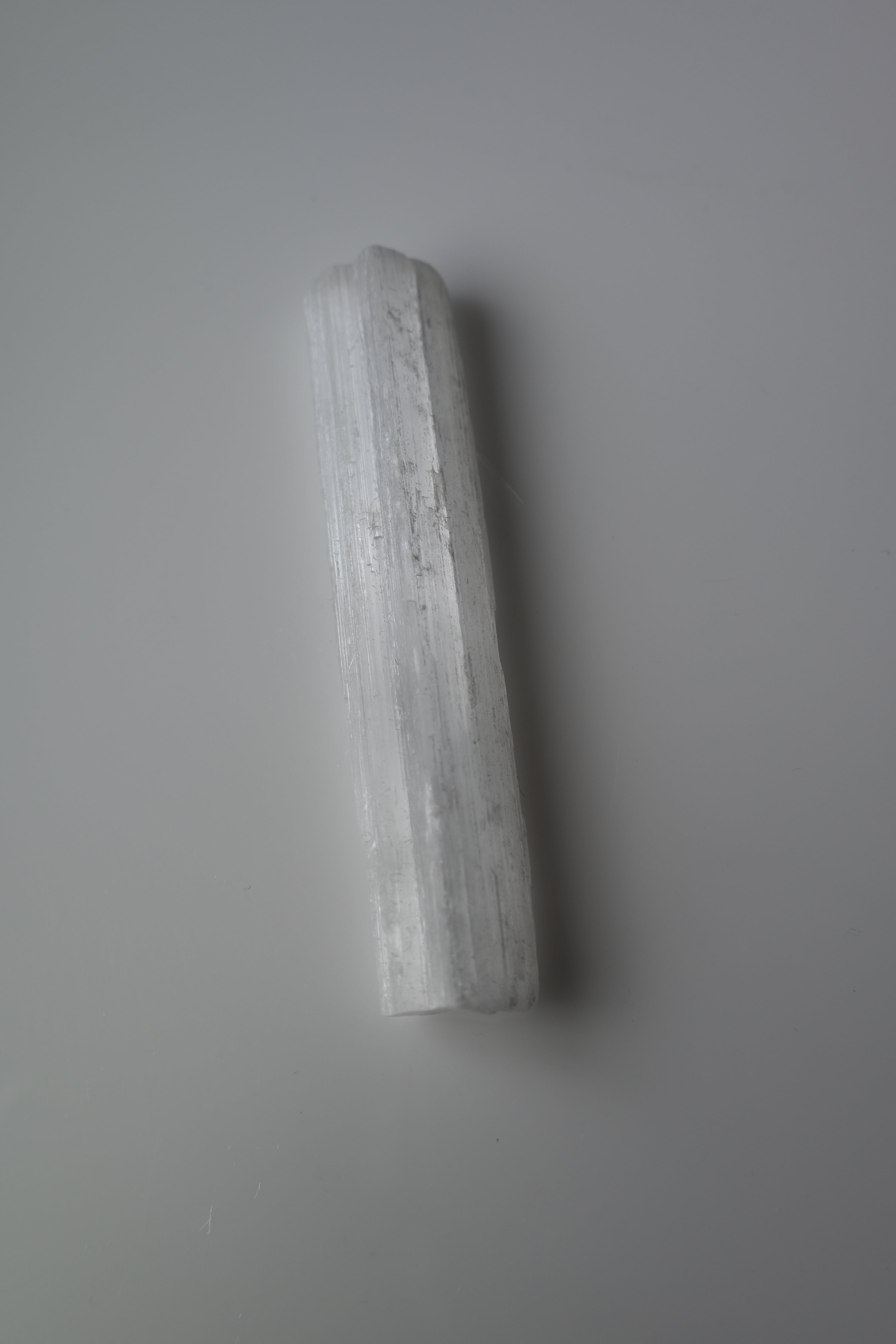 Barra de selenita blanca natural sin pulir, 10 cm. Mineral ideal para limpieza energética, meditación y armonía espiritual.