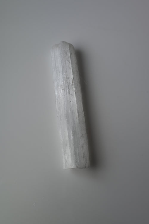 Barra de selenita blanca natural sin pulir, 10 cm. Mineral ideal para limpieza energética, meditación y armonía espiritual.