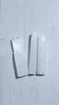 Barra de selenita blanca natural en bruto, 8–10 cm, ideal para limpieza energética de minerales y armonización de espacios.