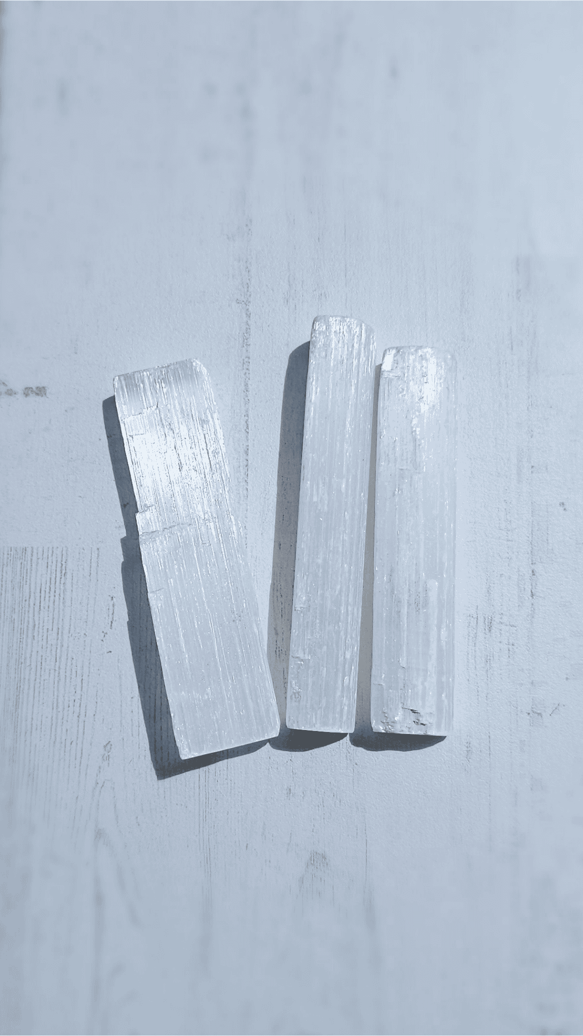 Barra de selenita blanca natural en bruto, 8–10 cm, ideal para limpieza energética de minerales y armonización de espacios.