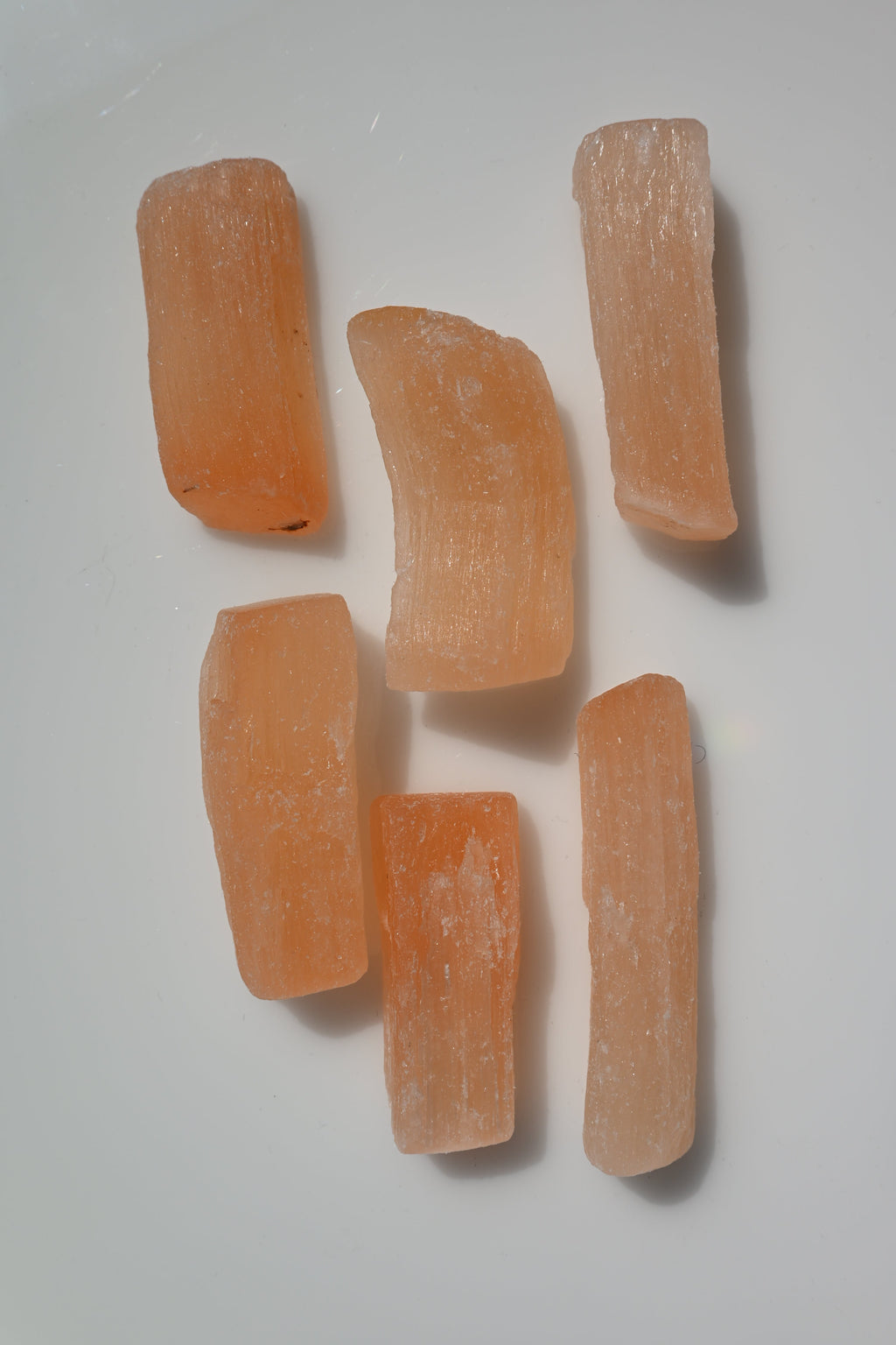 Barra de selenita naranja natural sin pulir, 5 a 7 cm. Mineral cálido ideal para limpieza energética y equilibrio emocional.