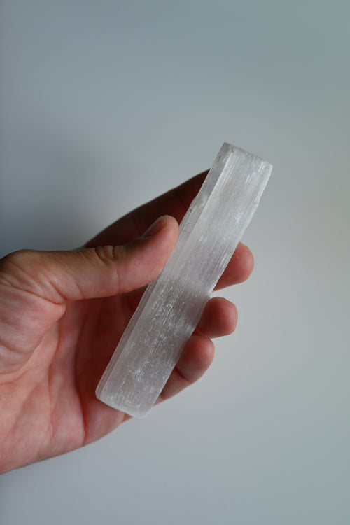 Barra de selenita blanca natural sin pulir, 10 cm. Mineral ideal para limpieza energética, meditación y armonía espiritual.