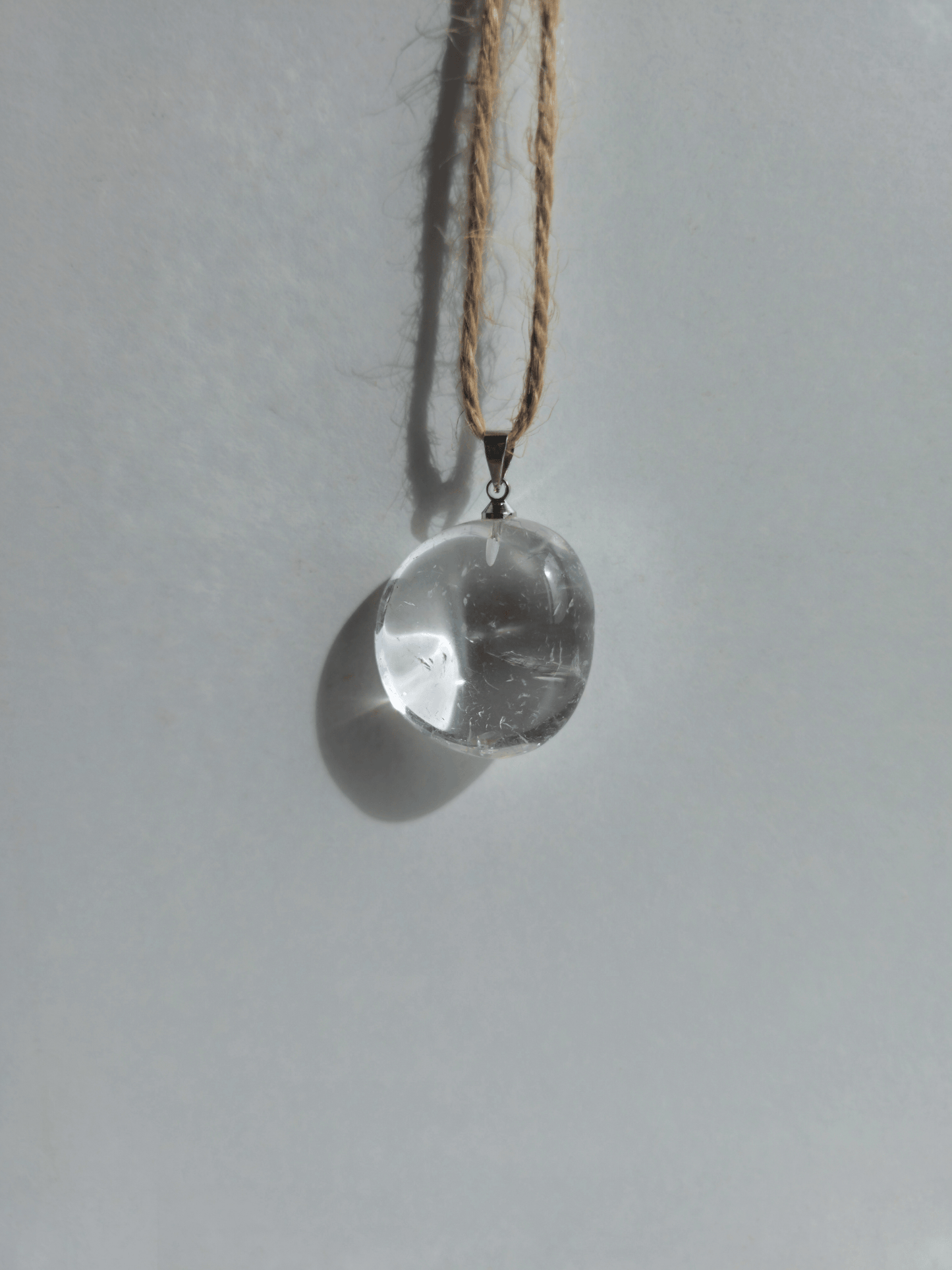 Colgante de Cuarzo Roca de 30–40 mm, transparente, ideal para potenciar la claridad mental y la conexión espiritual.