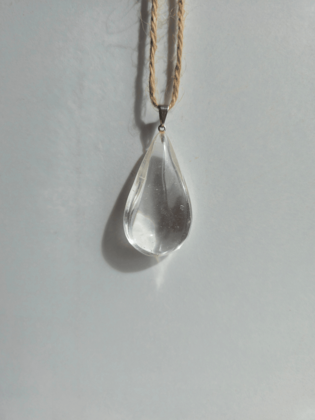 Colgante de cuarzo transparente en forma de gota 2–2,5 × 3–3,5 cm