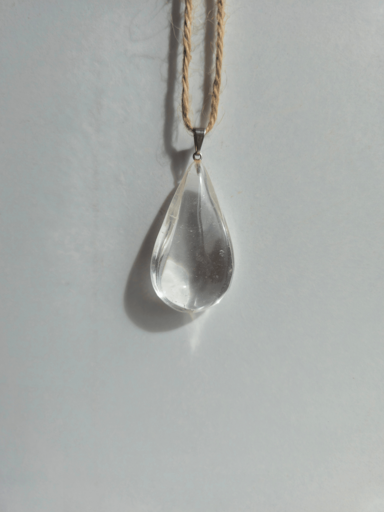 Colgante de cuarzo transparente en forma de gota 2–2,5 × 3–3,5 cm
