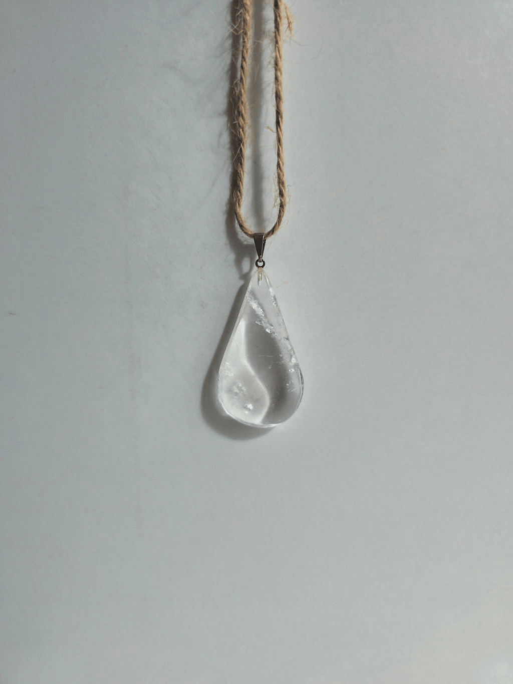 Colgante de Cuarzo en forma de gota | claridad y enfoque