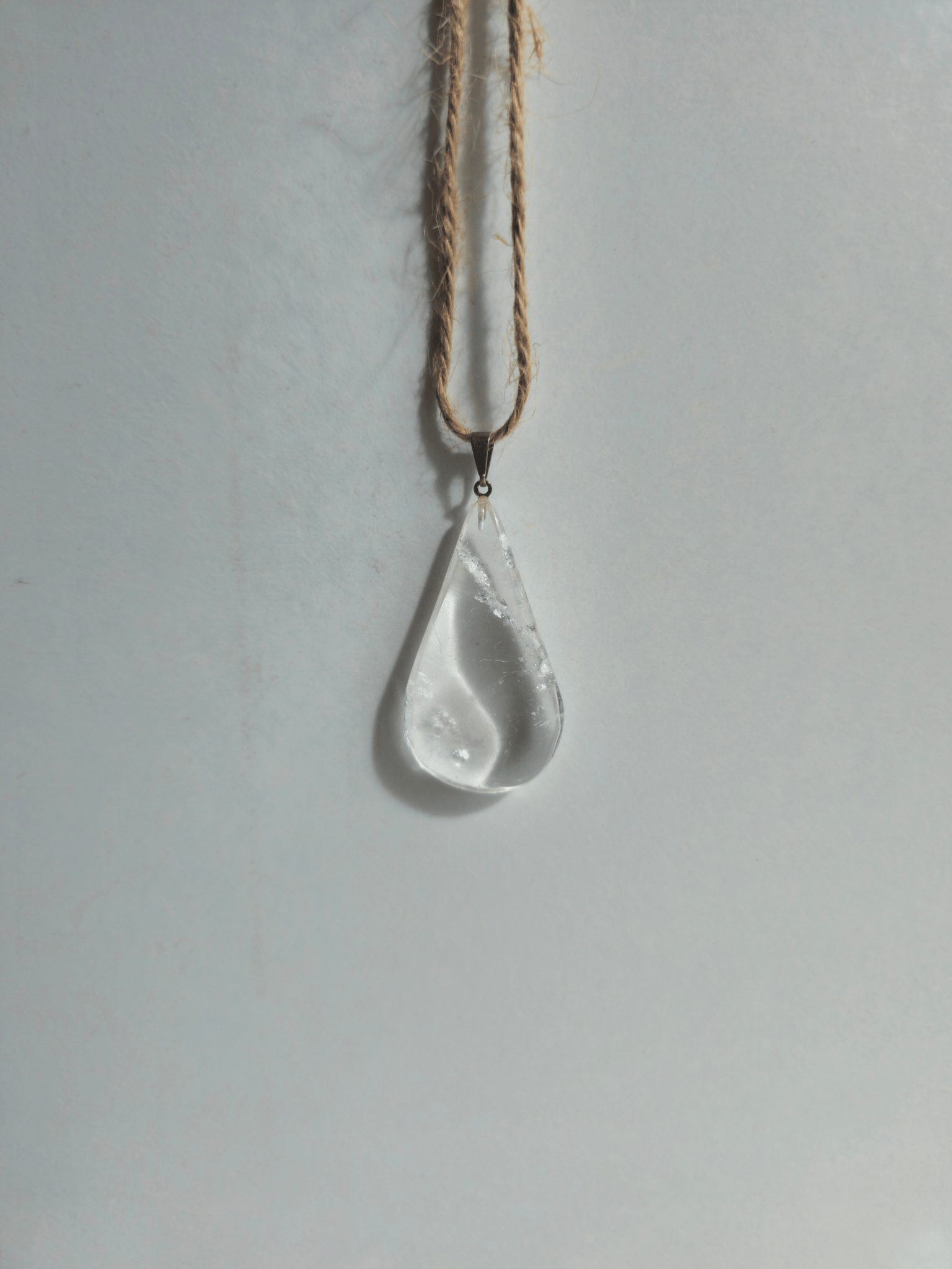 Colgante de Cuarzo en forma de gota | claridad y enfoque