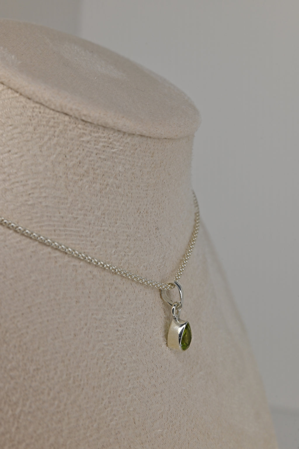 Colgante Olivino Tallado Lágrima Plata | Luz Verde
