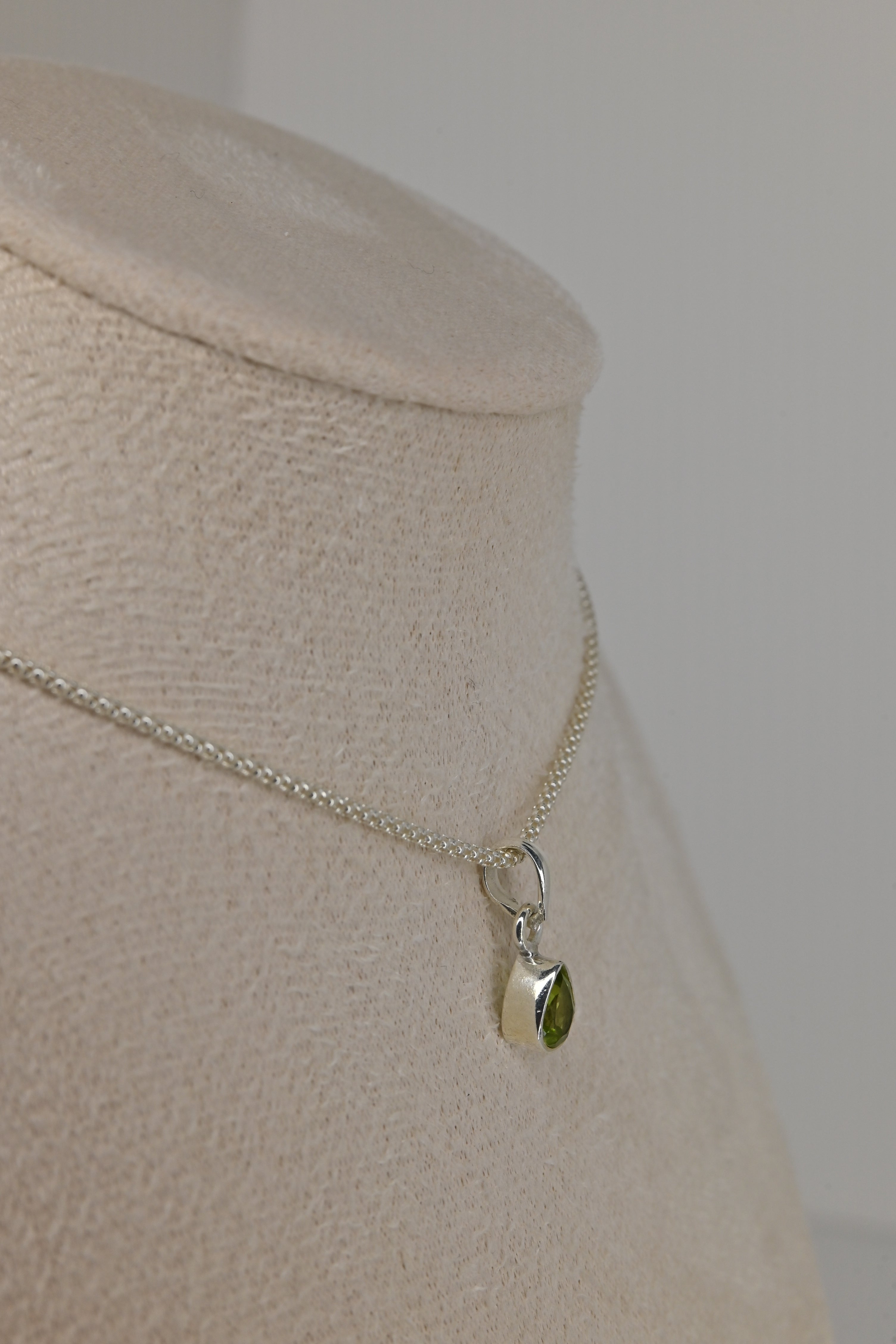 Colgante Olivino Tallado Lágrima Plata | Luz Verde