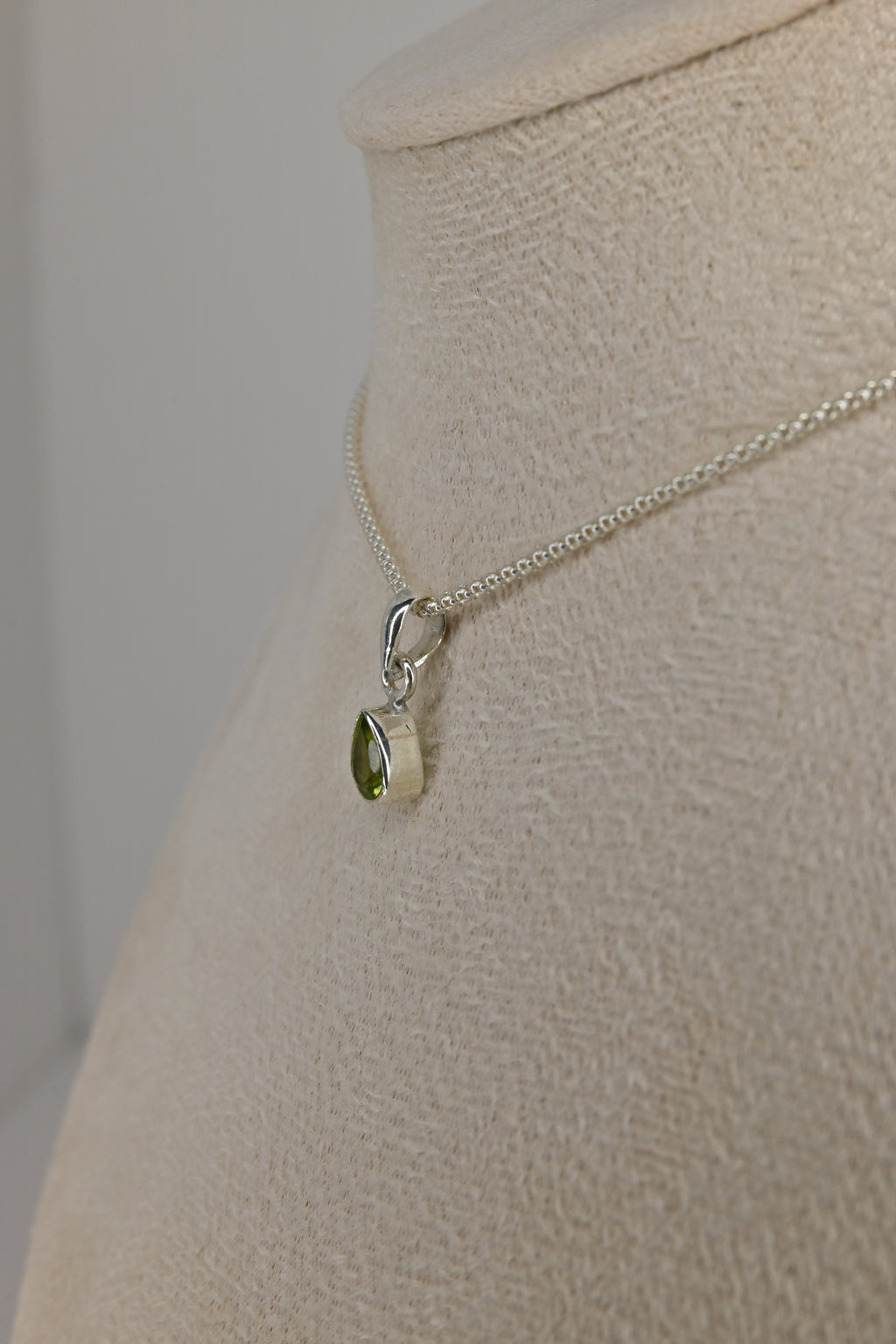Colgante Olivino Tallado Lágrima Plata | Luz Verde